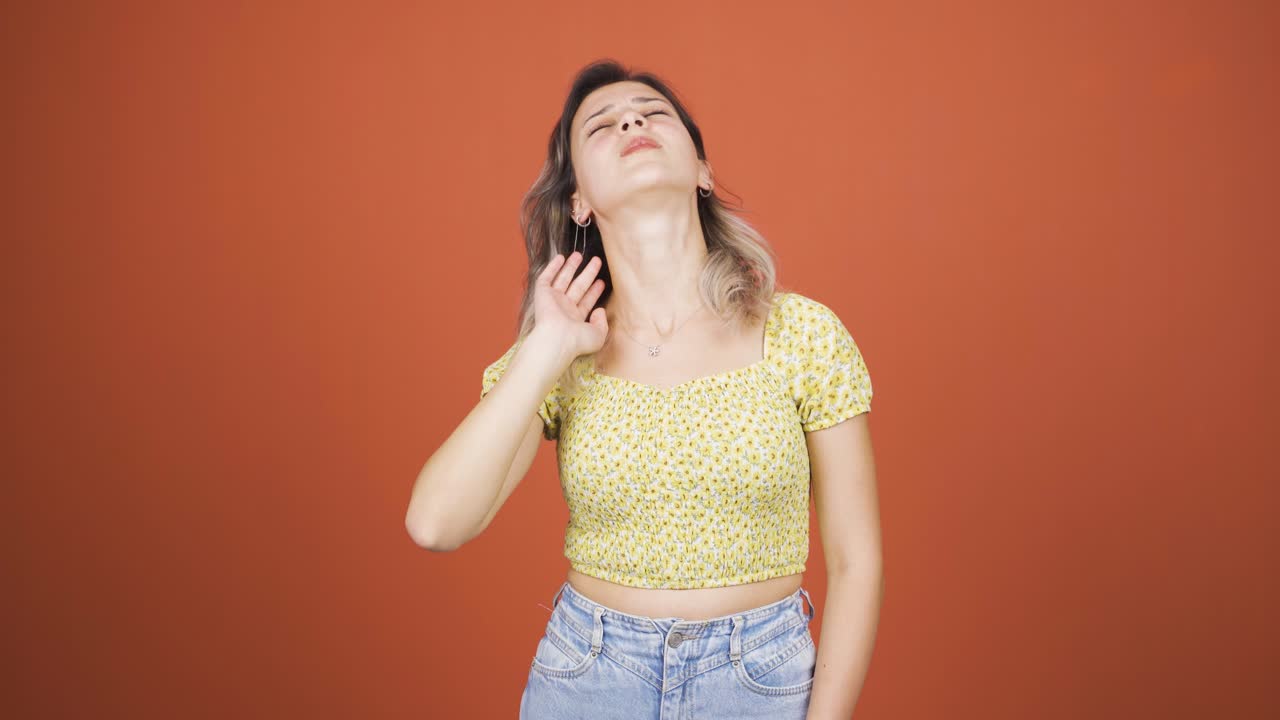 목에 통증이 있는 젊은 여성.