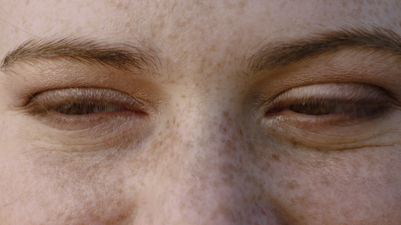 ojos macro cerrados de una hermosa mujer caucásica que parece feliz