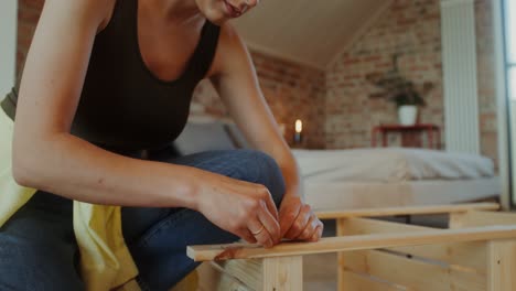 frau, die holzmöbel montiert