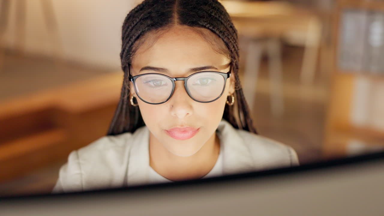 mujeres de negocios, informática y investigación en línea