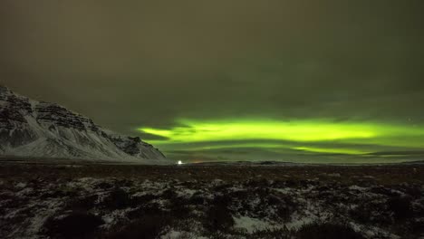 Timelapse-De-La-Aurora-Boreal-Sobre-Montañas-Nevadas-En-Islandia