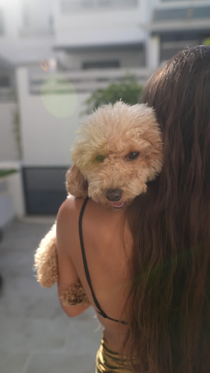 mujer con un perro caniche