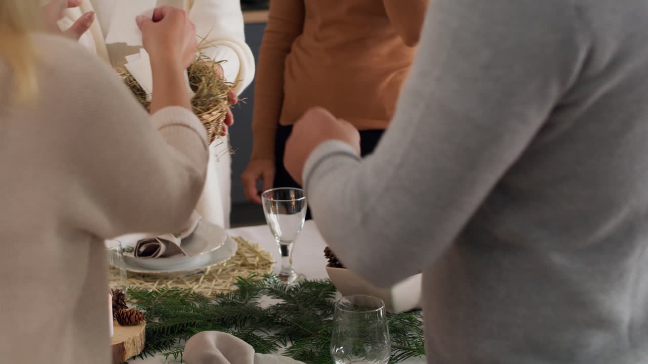 가족 들 이 크리스마스 에 소원 을 드리는 장면