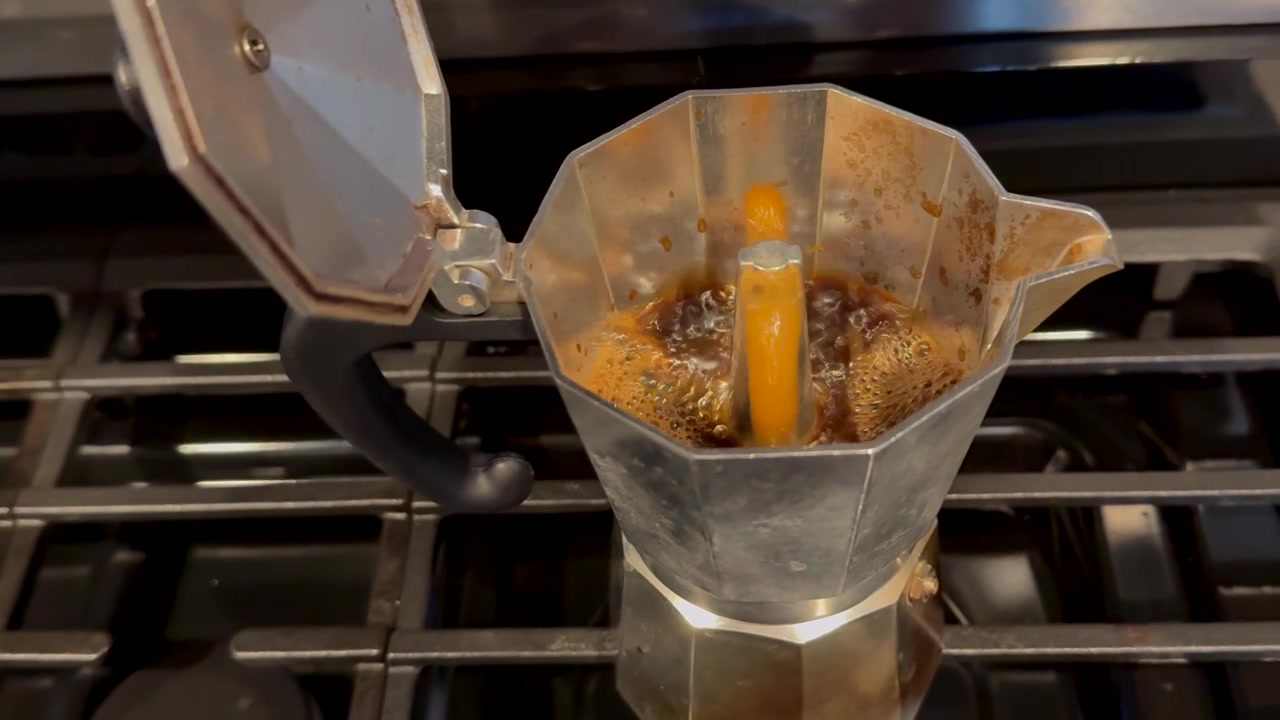 Menyeduh kopi menggunakan Moka Pot