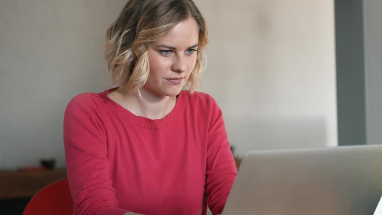 Attraktiv kvinde smøger ærmerne op for at få noget arbejde fra hånden