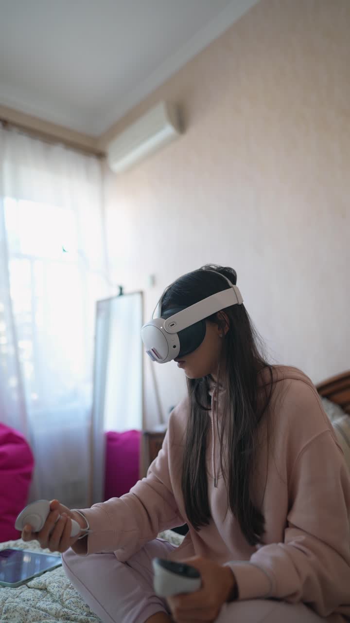 joven que experimenta juegos de realidad virtual en casa