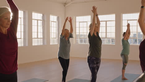 Yoga-Kurs-Von-Gesunden,-Reifen-Frauen,-Die-Gebetspose-Praktizieren-Und-Morgens-Körperliche-Fitnessübungen-Im-Studio-Bei-Sonnenaufgang-Genießen