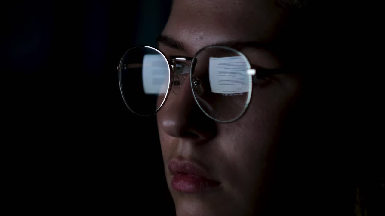 mujer leyendo por la noche