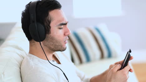 Man-relaxing-and-listening-to-music-with-his-phone