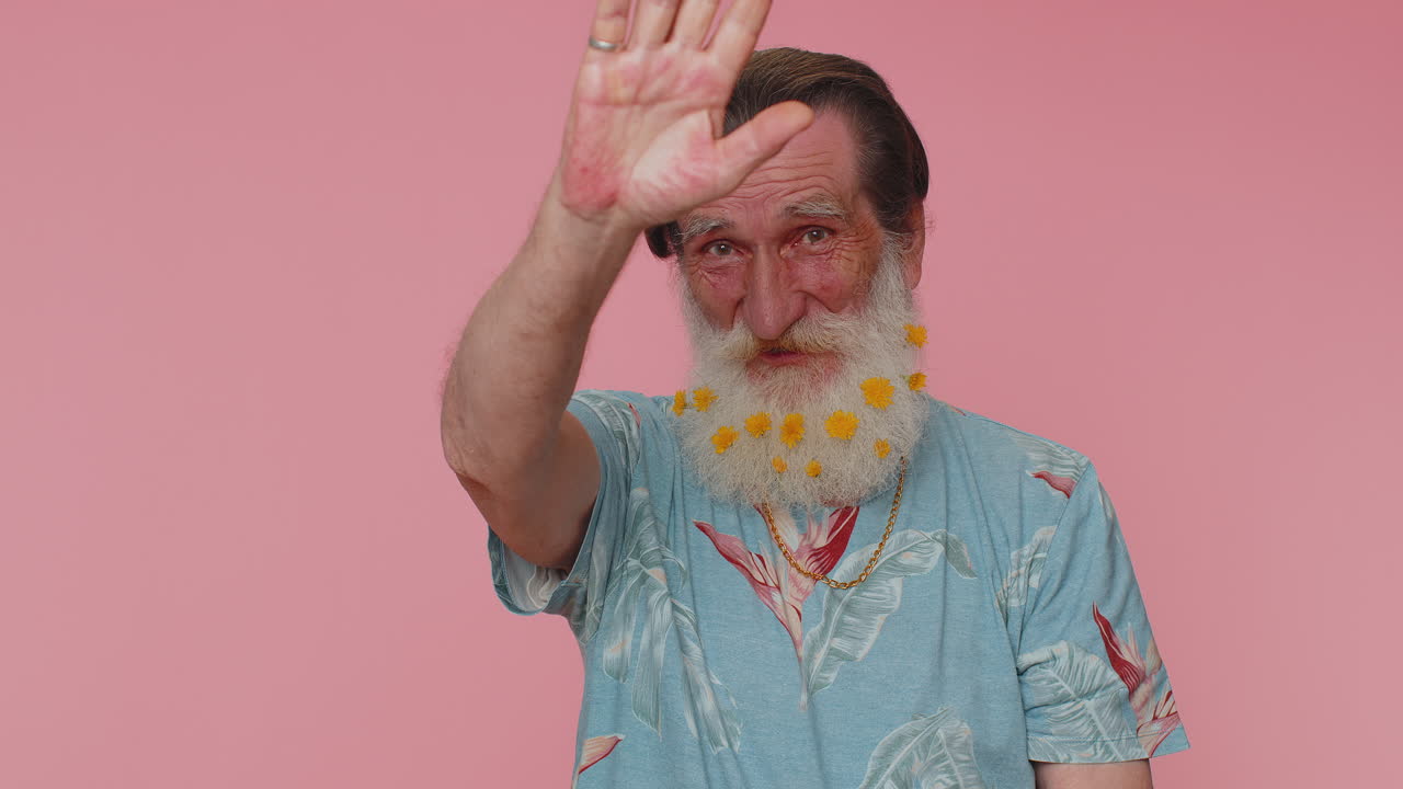 카메라에 친절하게 미소 짓고 손을 흔들며 인사나 작별 인사를 하고 환영합니다.