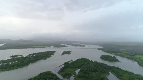 Hermosa-Playa-E-Islas-Del-Sur-De-La-India,-Increíble-Toma-De-Drones