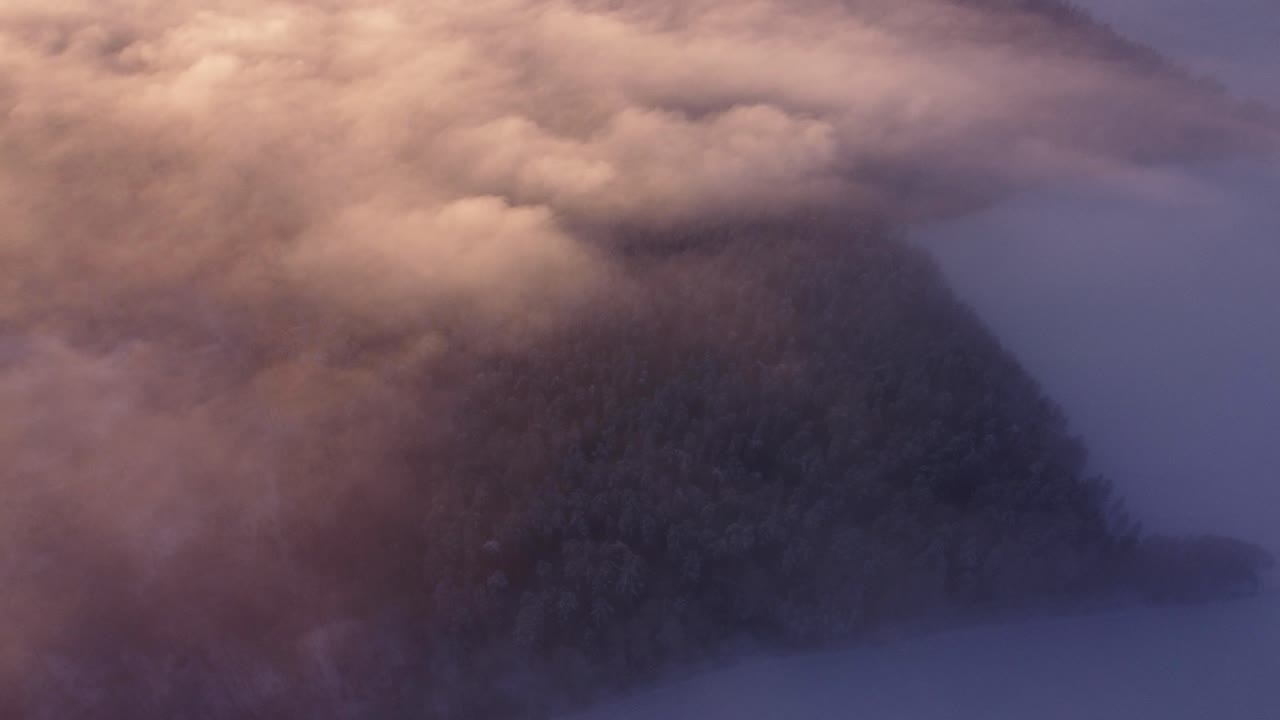 volando sobre nubes de niebla y bosques estacionales cubiertos de escarcha a la luz del amanecer