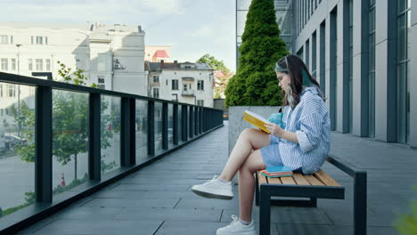 adolescente leyendo al aire libre