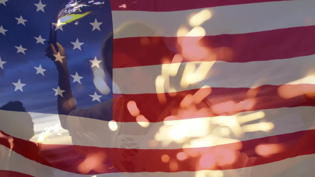 amigos usando fuegos artificiales con nosotros ondeando banderas en primer plano