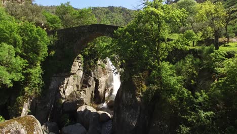 Historische-Brücke-Und-Naturantenne