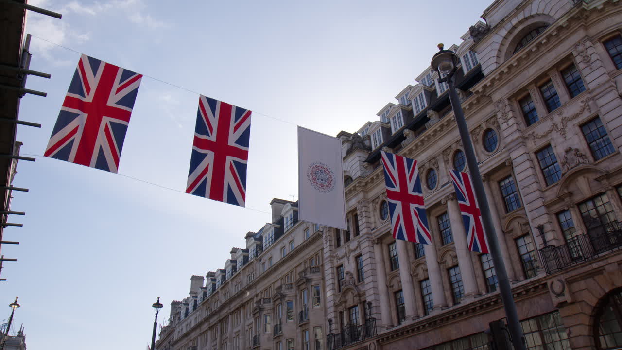 banderas de la unión colgando en la calle en el circo piccadilly en westminster, londres