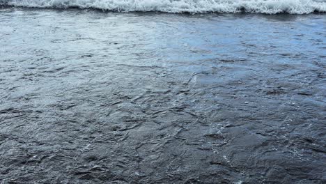 Ruhiger,-Entspannender-Strand,-Meerwasserwellen-Am-Sandstrand-Auf-Teneriffa,-Spanien