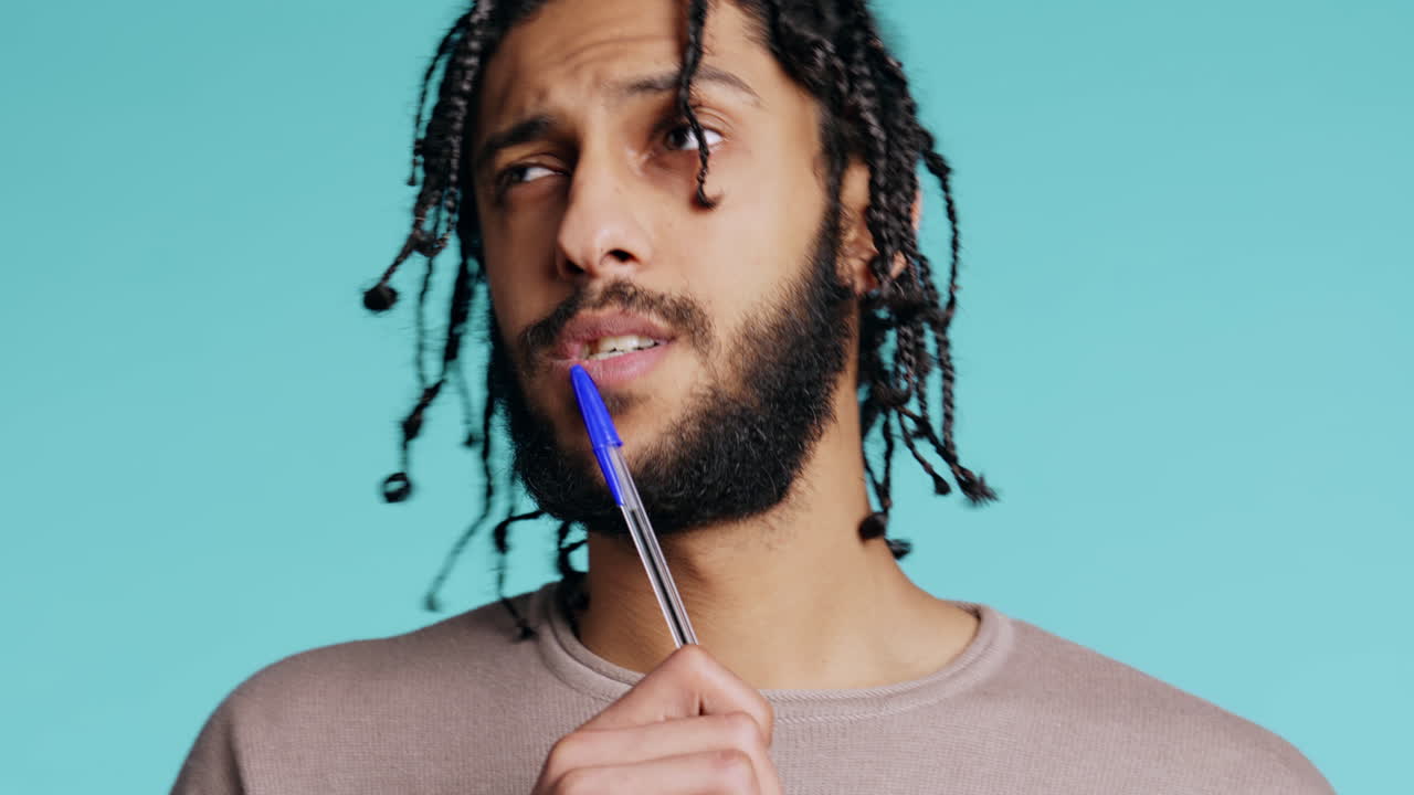 retrato de un hombre deliberando, poniendo la pluma en los labios, viniendo con un concepto de idea