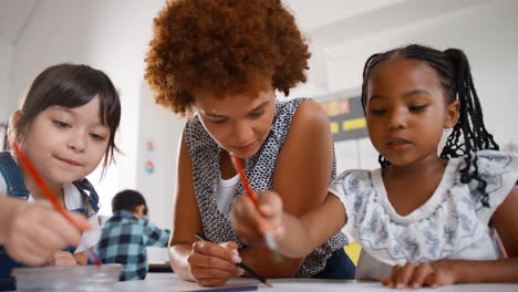 Nahaufnahme-Einer-Lehrerin-Mit-Multikulturellen-Grundschülern-Im-Kunstunterricht