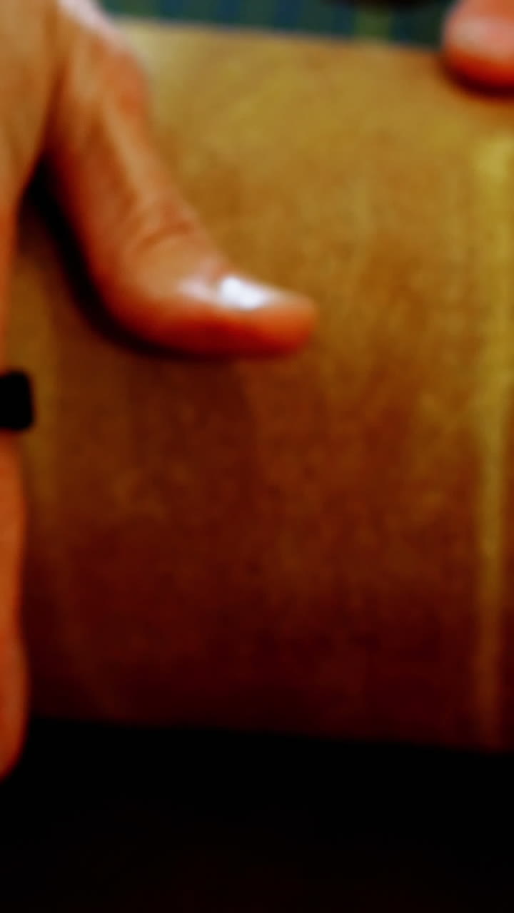 sección media de una artesana extendiendo una hoja de cuero sobre una herramienta de trabajo