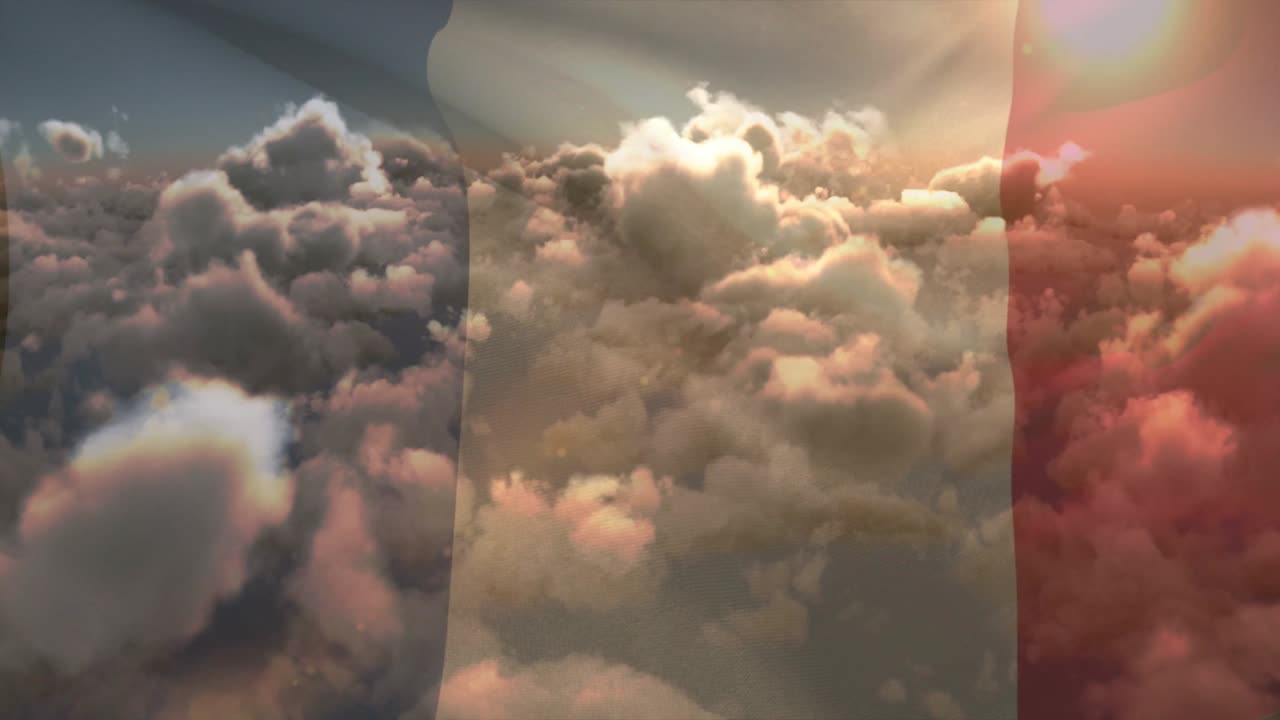 Cornici che si aprono rivelando un tessuto tricolore ondeggiante su cumuli, con bagliori solari e un uccello che attraversa l'immagine, per un design.