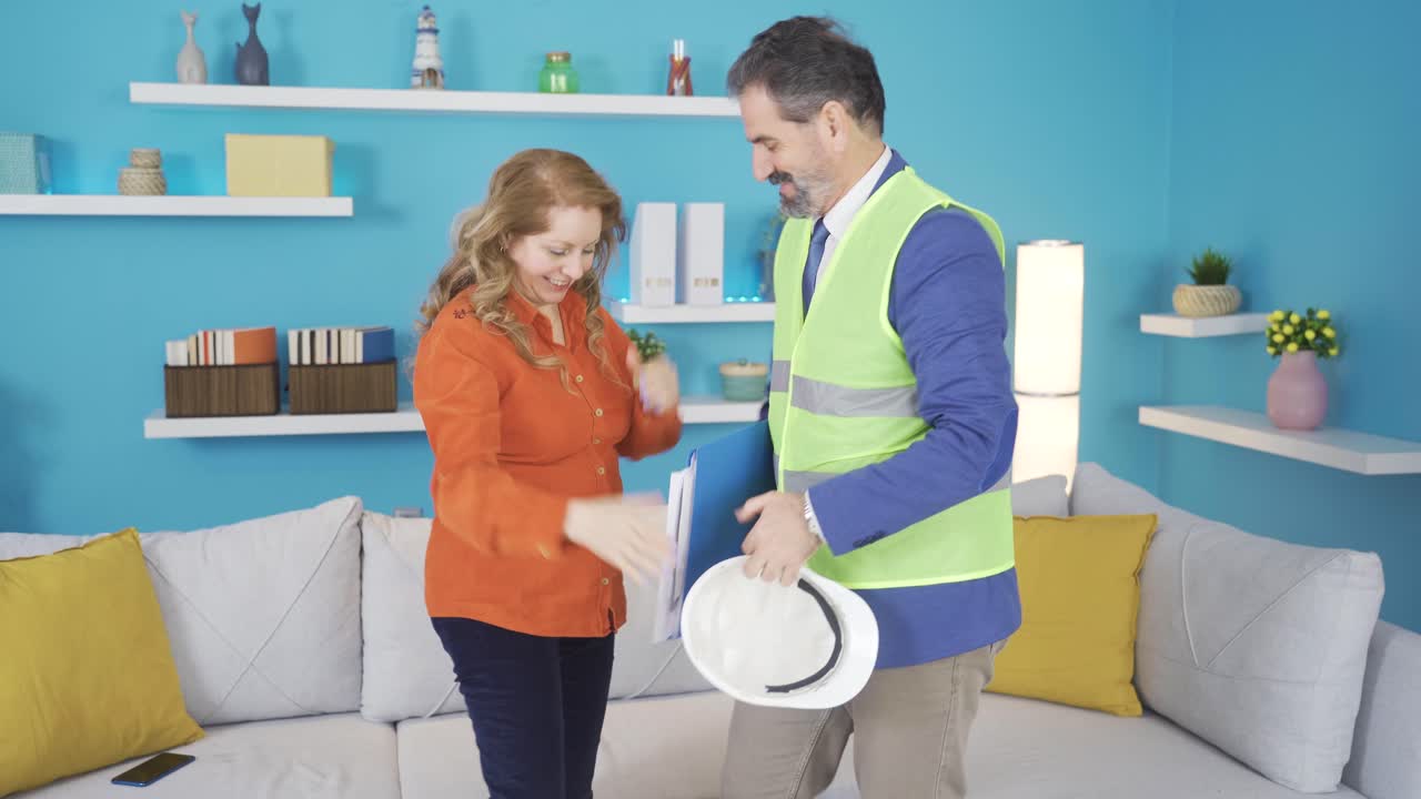 el ingeniero, que llega a casa satisfecho y feliz, saluda a su esposa.