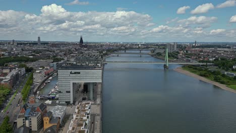 La-Ciudad-De-Colonia-En-Alemania-Es-Un-Centro-Cultural-Con-Una-Alta-Arquitectura-Gótica.