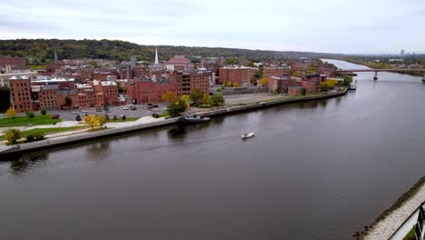 Bootsverkauf-Entlang-Des-Hudson-River-In-Troy,-New-York,-New-York