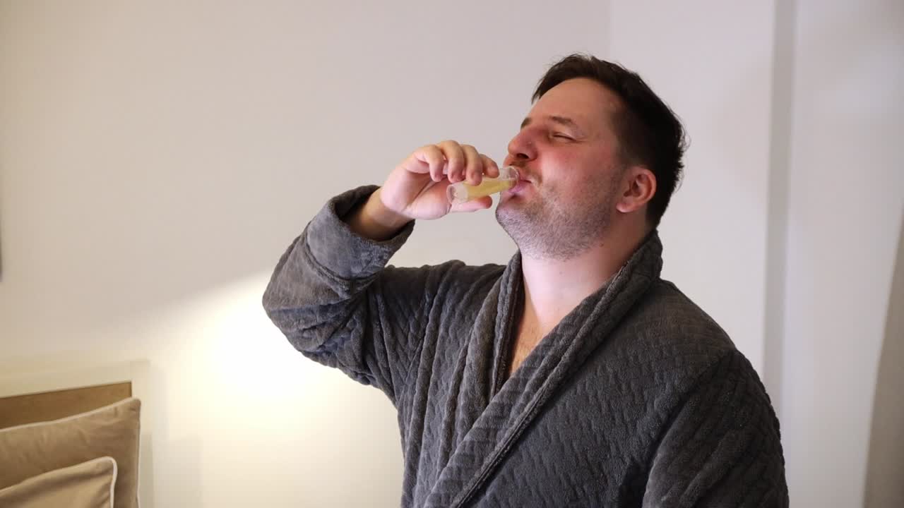 침실에서 약을 마시는 아픈 사람