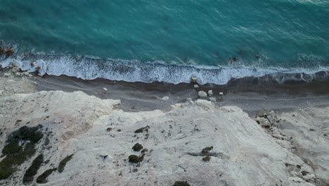 Felsiger-Weißer-Sandstrand-In-Der-Luftansicht-Von-Oben