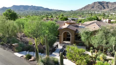 Saguaro-Kakteen-Vor-Einem-Luxuriösen-Haus-In-Einem-Wunderschönen-Berg-In-Der-Wüste-Im-Südwesten-Der-USA