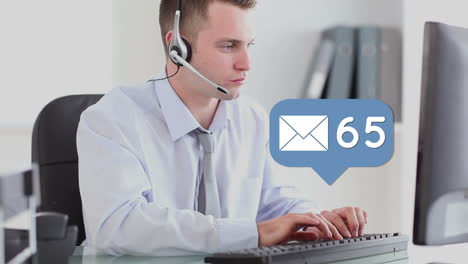 hombre de negocios respondiendo correos electrónicos