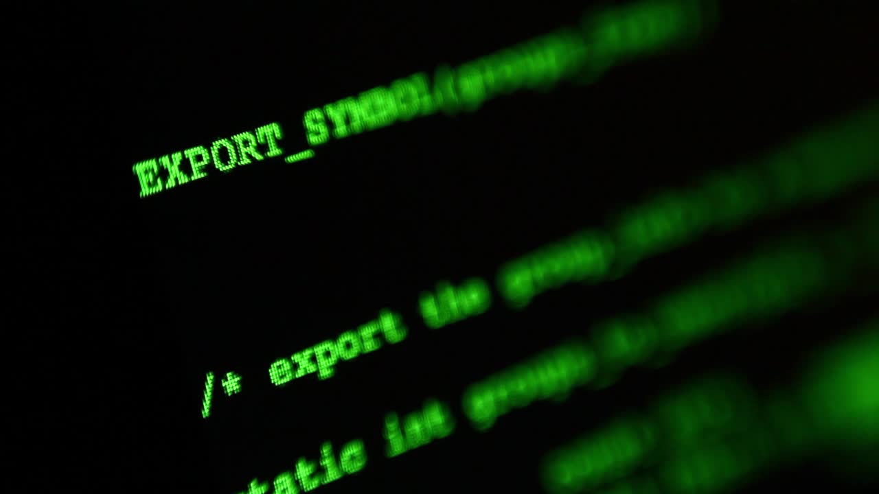 macro o primer plano de una pantalla negra con códigos de programación verdes aleatorios que siguen apareciendo