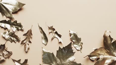 Video-Von-Metallischen-Halloween-Herbstblättern-Mit-Kopierraum-Auf-Gelbem-Hintergrund