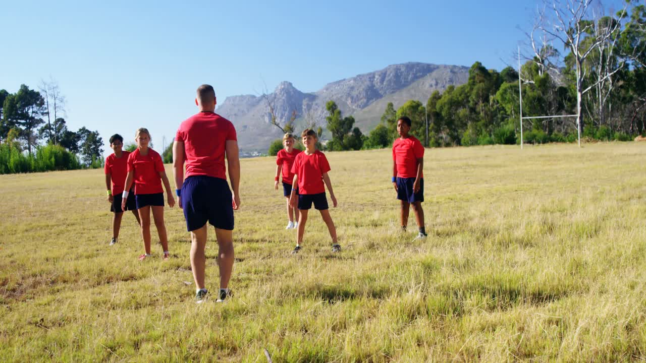 훈련 캠프에서 아이들을 훈련시키는 트레이너