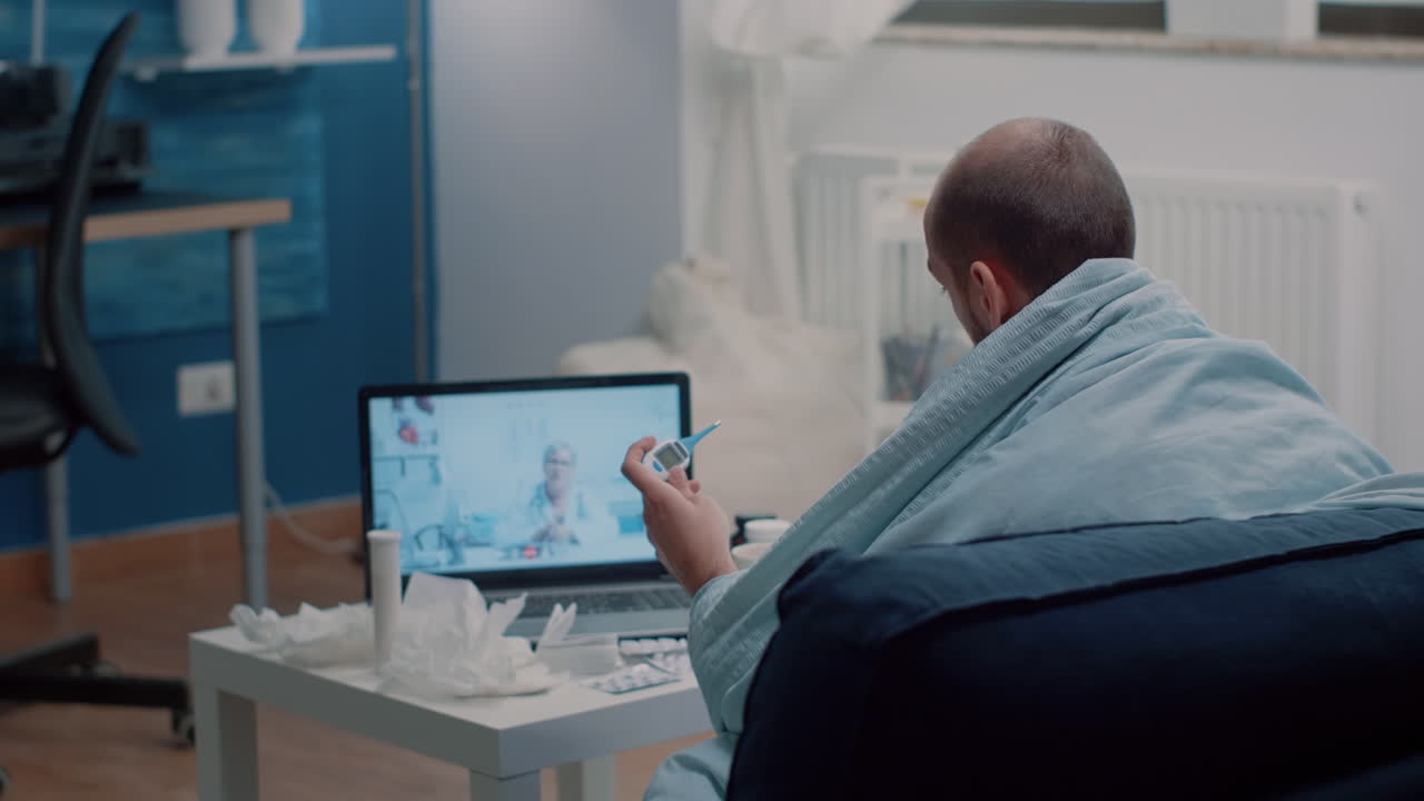 Architekt z bliska robi notatki na planach, aby pracować nad modelem budynku i makietą