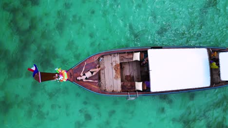 Chica-Yace-En-Un-Barco-De-Cola-Larga-En-La-Bahía-De-Tailandia