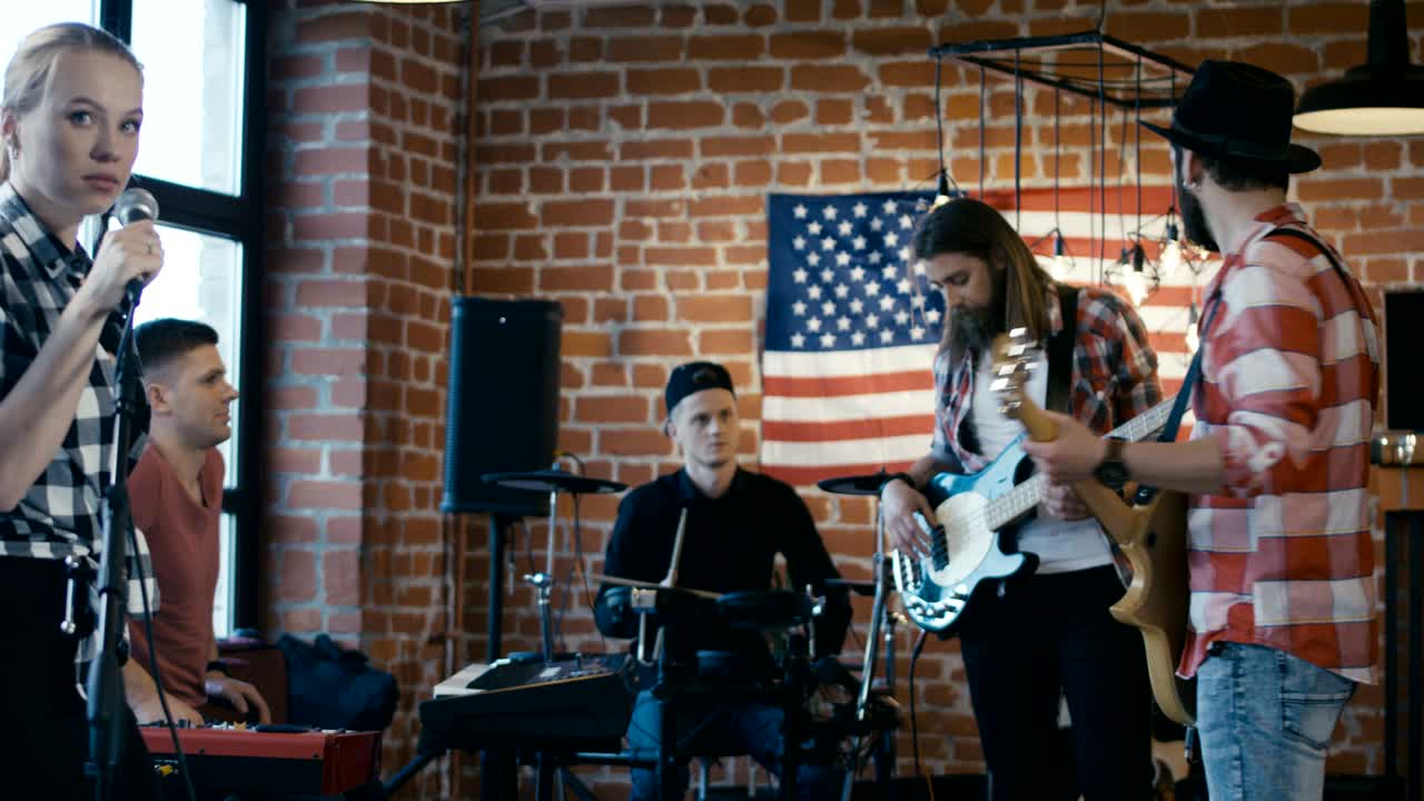 리허설 도중 음악가 들 의 갈등