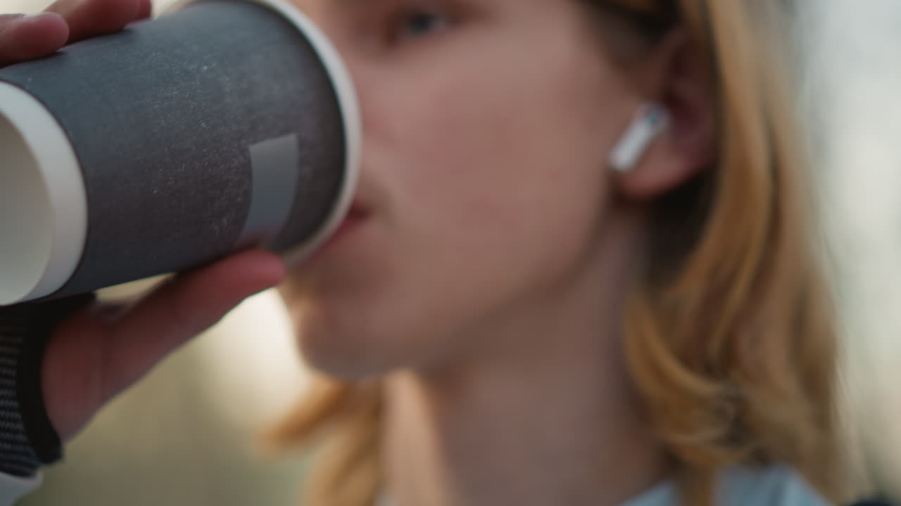 escena serena con detalles definidos, retrato íntimo de una experiencia tranquila en un parque con auriculares, representación natural de momentos de tranquilidad en la naturaleza con iluminación reflectante y expresión atenta