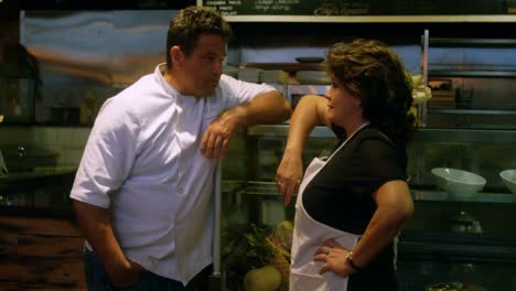 cocineros masculinos y femeninos interactuando entre sí en la cocina 4k