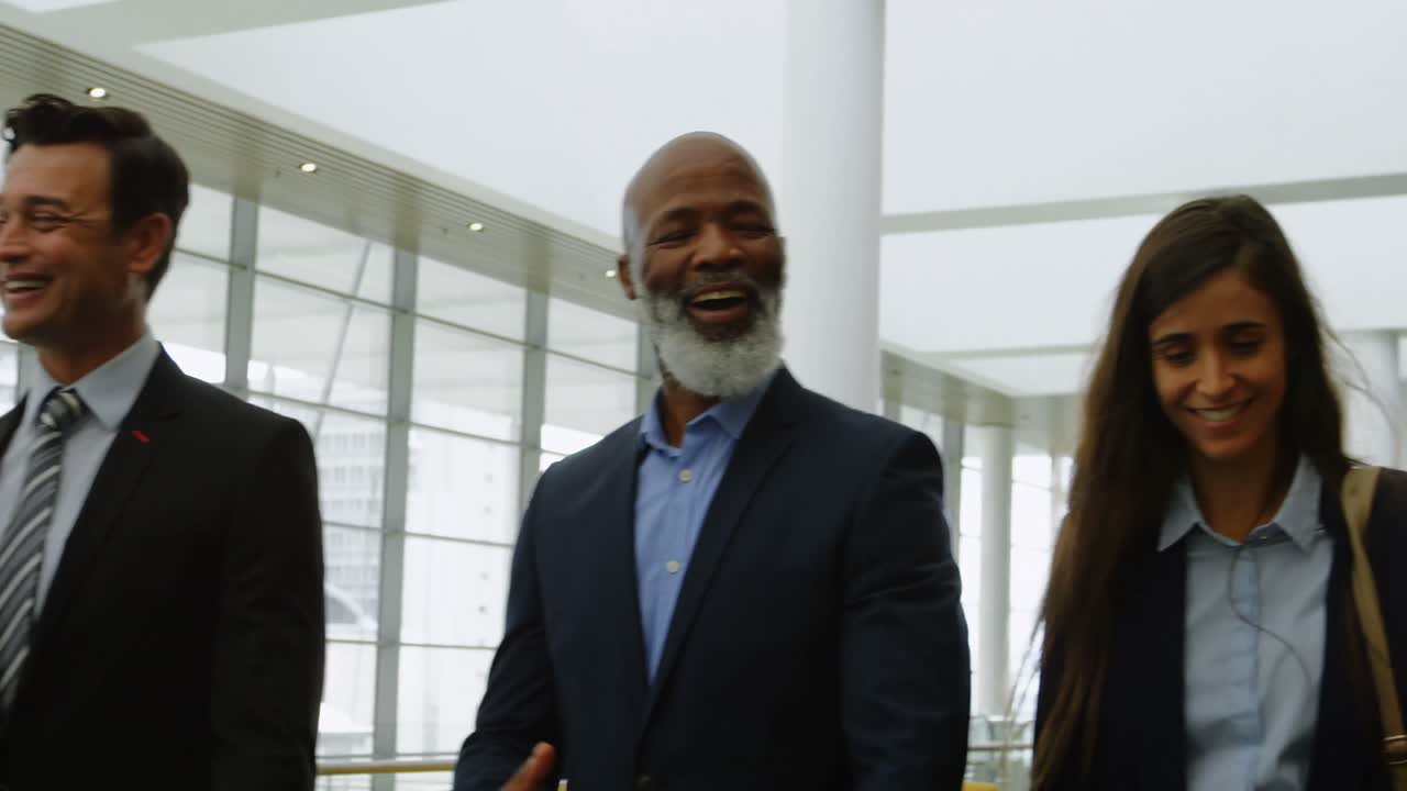 grupo de personas de negocios hablando mientras caminan en la oficina 4k