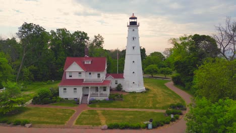 Vista-Ascendente-Del-Faro-De-La-Punta-Norte-De-Milwaukee-Y-El-Lago-Michigan