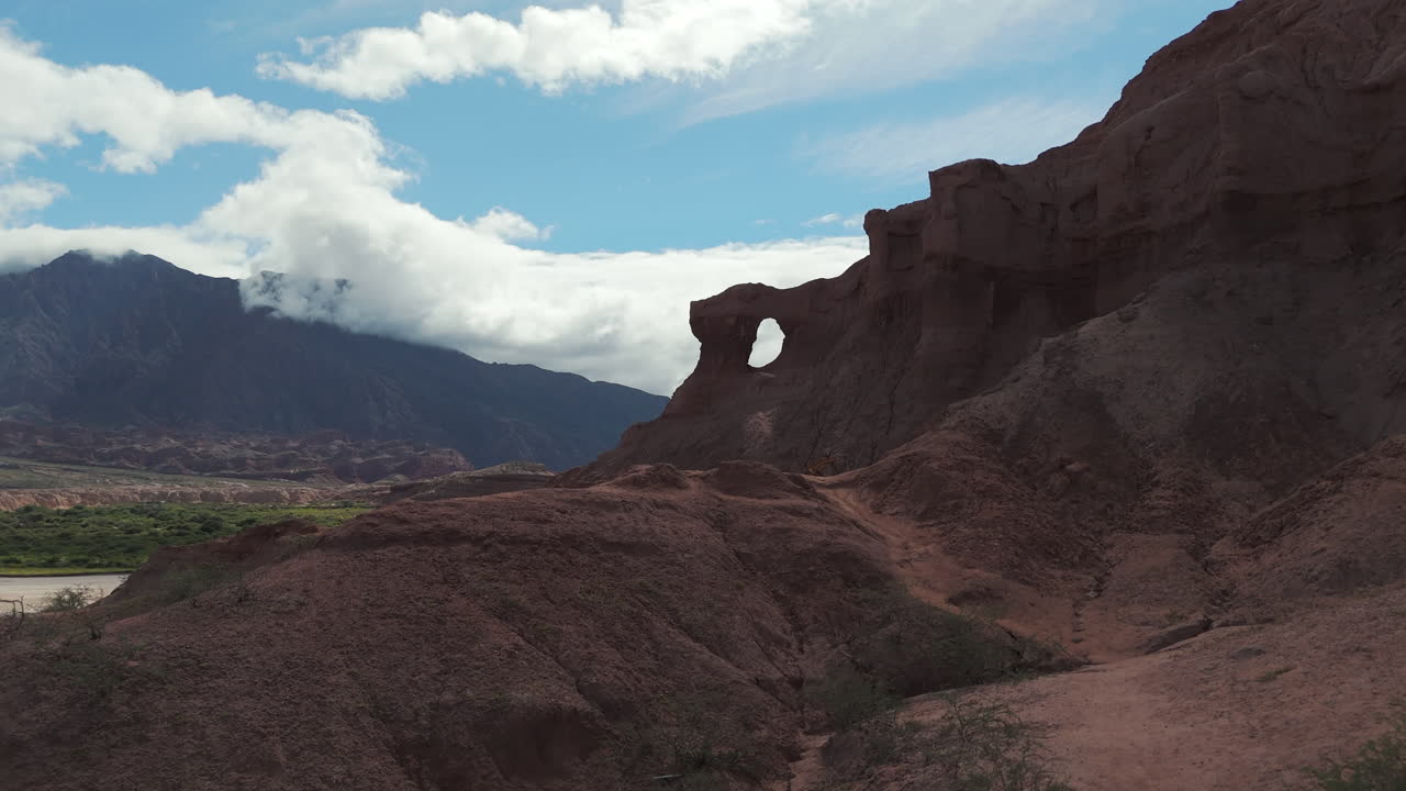 las ventanas a través de un video drone filmado a un ritmo rápido que muestra su belleza y revela un arroyo en el lado izquierdo de las formaciones rocosas