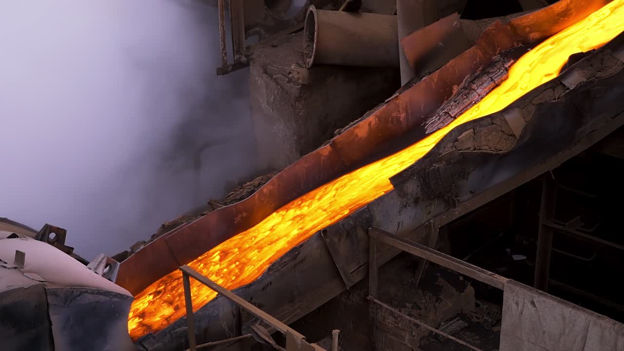 расплавленный металл, протекающий на конвейере