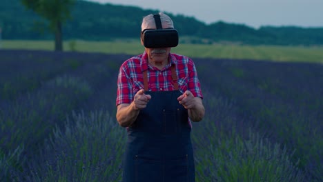 Senior-Großvater-Bauer-Mit-Virtual-Reality-Helm-Verwaltet-Die-Qualität-Auf-Einem-Lavendelfeld