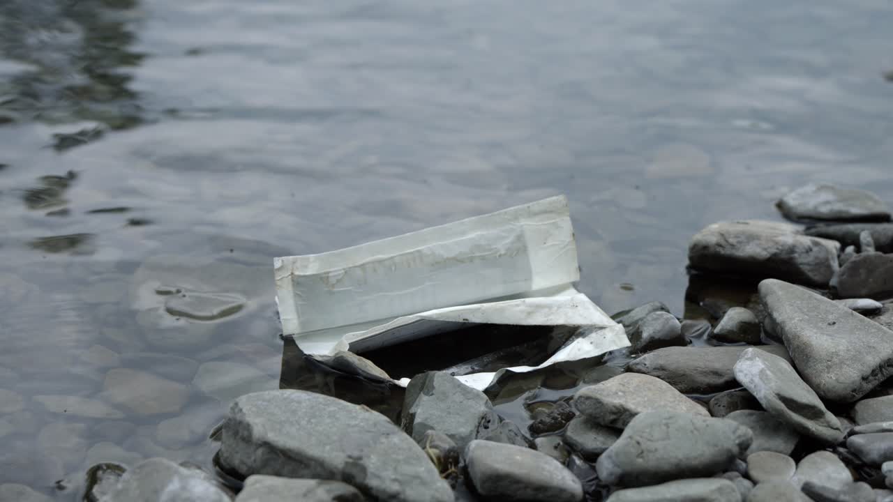 열대 우림의 강변에서 쓰레기 표류