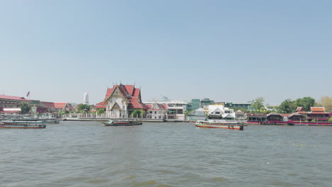 chao phraya paseo en barco por el río bangkok tailandia templos cerca de la orilla del agua prores