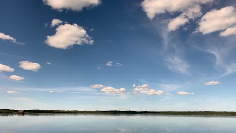 turista disfrutando de un paseo en barco en el hermoso lago lielauces en letonia en un brillante día soleado - time-lapse wide shot