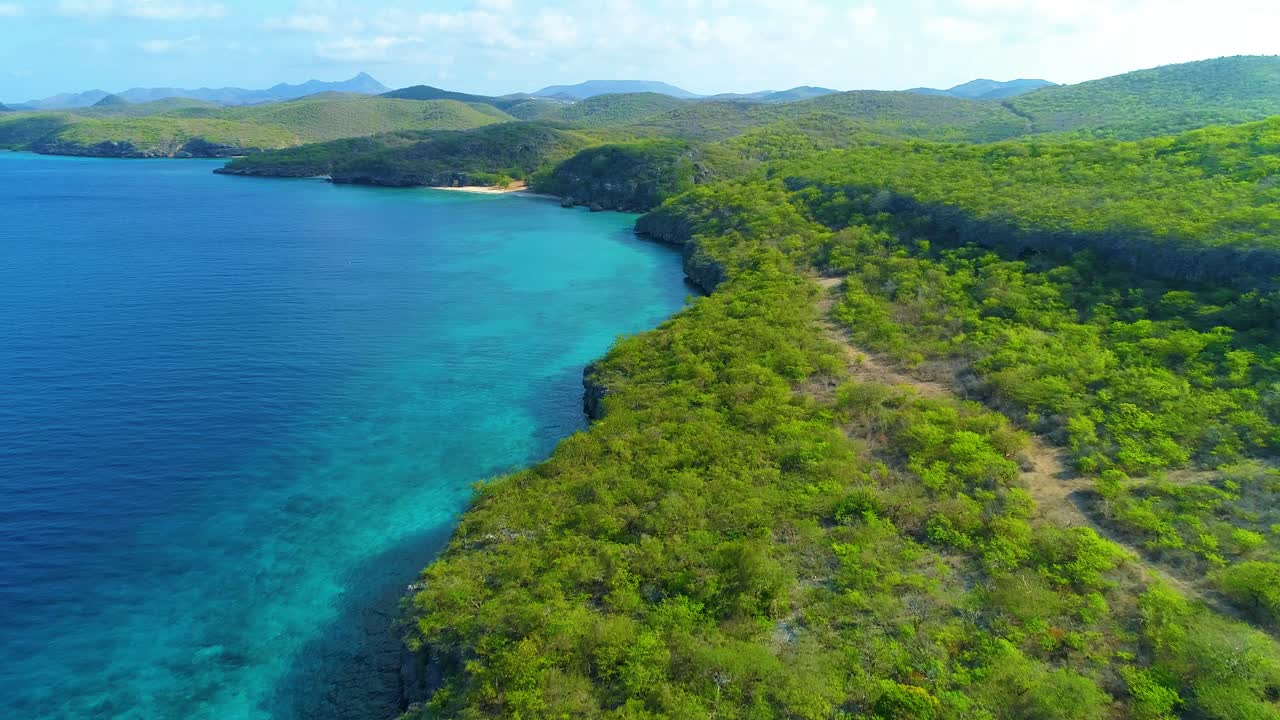 Ripresa in dolly con drone lungo la costa caraibica di San Juan, Curaçao, in una splendida giornata di sole