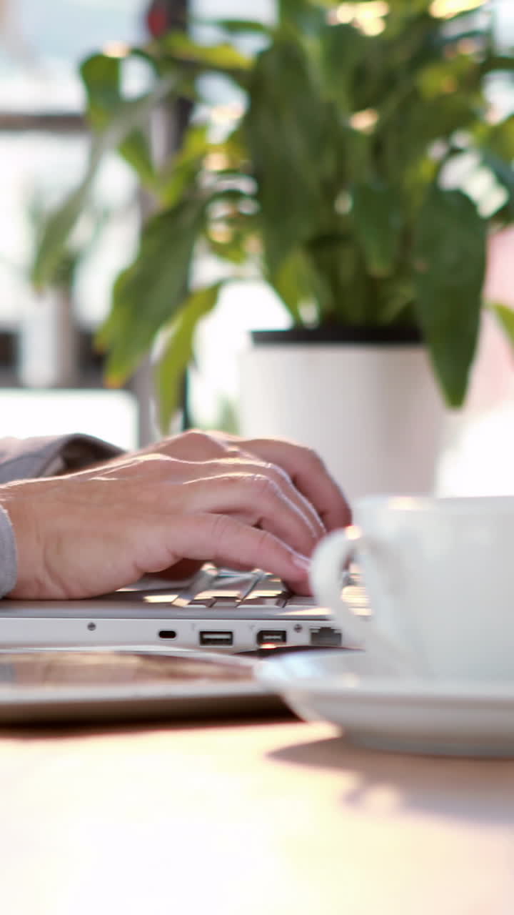 Gente di affari che lavora al computer portatile